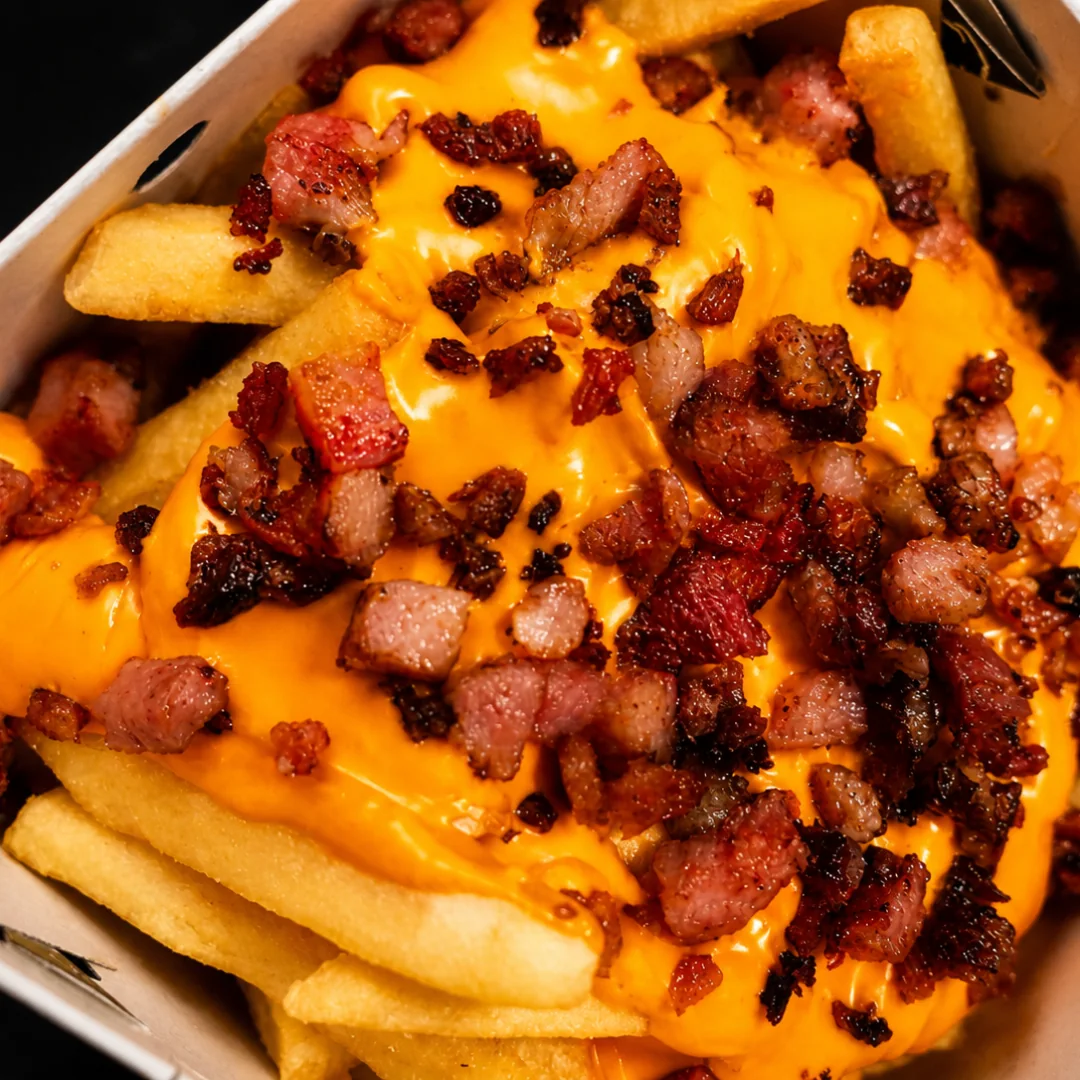 Batatas fritas cobertas com cheddar e bacon