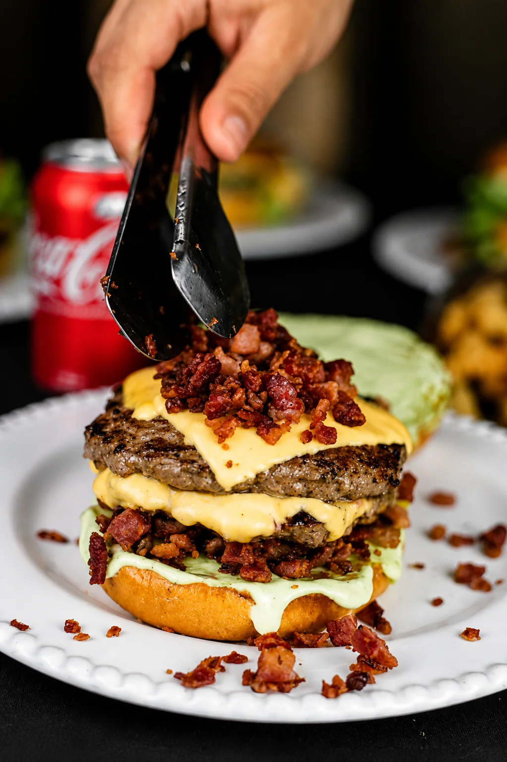 Hambúrguer artesanal da Breddy's com queijo e bacon